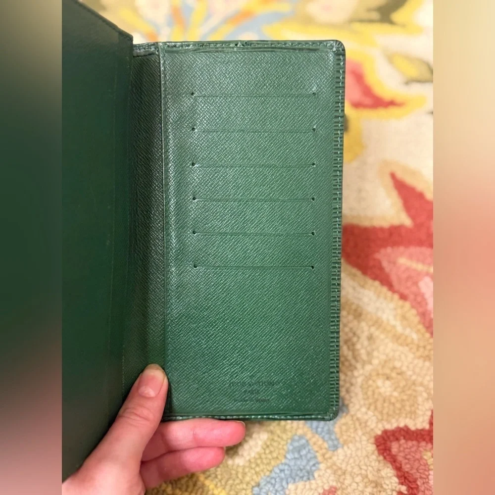 LOUIS VUITTON Vintage Unisex Green Epi Leather Long Bi-Fold Agenda Wallet